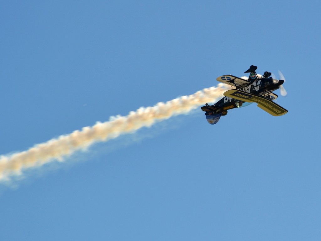 Un Pitts dibujando sobre General Rodríguez.  Foto de la 40 Convención en Vuelo. 